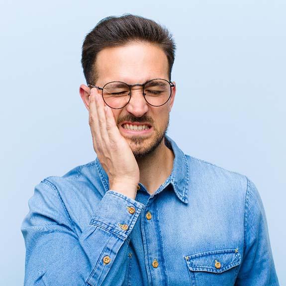 Man with toothache should visit his Fort Worth emergency dentist